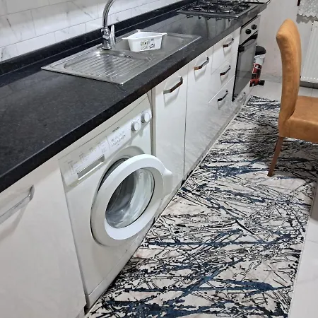 Apartament 4,e Aksemsettin Mh Sari Abdullah Efendi Sk 11 N 1,2,3 Stambuł